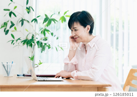 リモートワークをする中高年女性 126185011