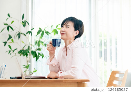 リモートワークをする中高年女性 126185027