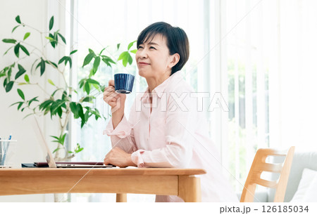 リモートワークをする中高年女性 126185034