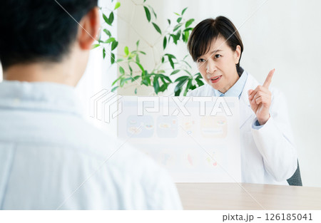 食事指導をする管理栄養士 126185041