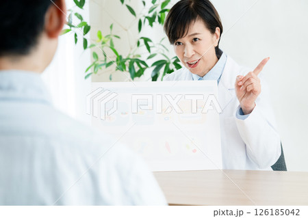 食事指導をする管理栄養士 126185042