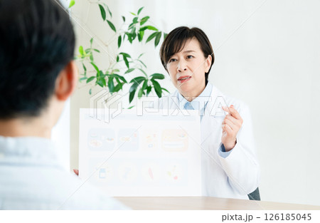 食事指導をする管理栄養士 126185045