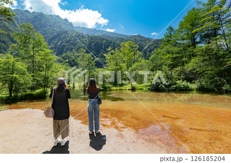 ＜長野県＞上高地の絶景　田代池と観光客 126185204
