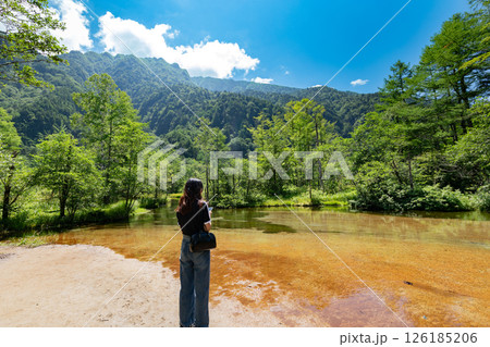 ＜長野県＞上高地の絶景　田代池と観光客 126185206
