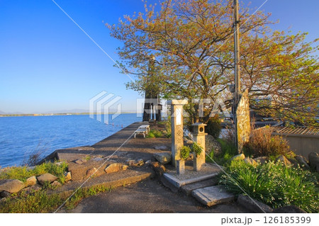黄昏の琵琶湖湖畔と出島灯台(でけじまのとうだい)/琵琶湖唯一の木造灯台/大津市有形民俗文化財 黄昏の琵琶湖湖畔と出島灯台(でけじまのとうだい)/琵琶湖唯一の木造灯台/大津市有形民俗文化財 126185399