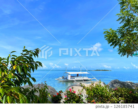 青い海と白い船 南国リゾート風景 青い海と白い船 南国リゾート風景 126185741