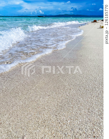 夏のイメージ:美しい砂浜と海と青空 夏のイメージ:美しい砂浜と海と青空 126185770
