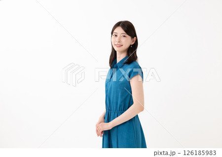 ワンピースを着た女性 126185983