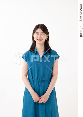 ワンピースを着た女性 126185988