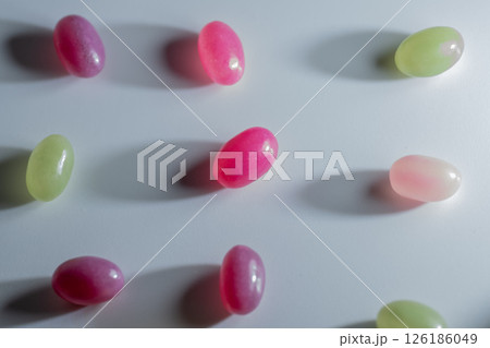 色とりどりのジェリービーンズ・お菓子の背景素材 126186049