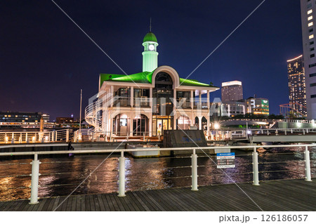 《神奈川県》ぷかり桟橋の夜景・横浜ベイエリア 《神奈川県》ぷかり桟橋の夜景・横浜ベイエリア 126186057