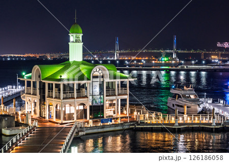 《神奈川県》ぷかり桟橋の夜景・横浜ベイエリア 《神奈川県》ぷかり桟橋の夜景・横浜ベイエリア 126186058