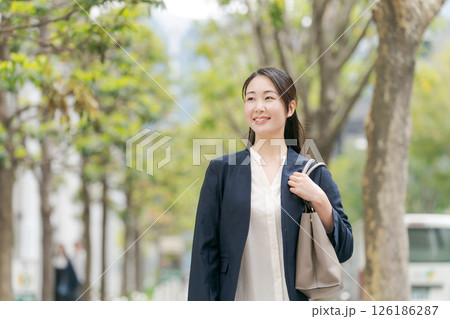 屋外を歩くビジネスウーマン 126186287