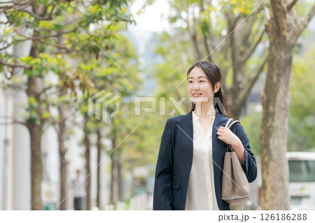 屋外を歩くビジネスウーマン 126186288