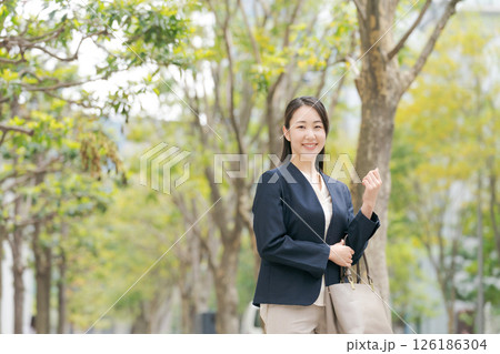 屋外を歩くビジネスウーマン 126186304
