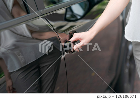 車のドアに手をかける女性 車のドアに手をかける女性 126186671