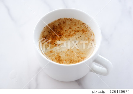 カフェ・ラテは、ミルクをたっぷり入れたコーヒー カフェ・ラテは、ミルクをたっぷり入れたコーヒー 126186674