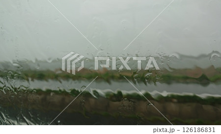 雨の日のバスの窓 126186831