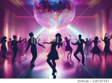 ミラーボールのあるダンスホールで踊る人々 ディスコ ミラーボールのあるダンスホールで踊る人々 ディスコ 126187587