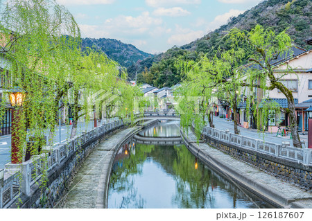 兵庫県豊岡市城崎町　風情漂う城崎温泉の町並み 126187607