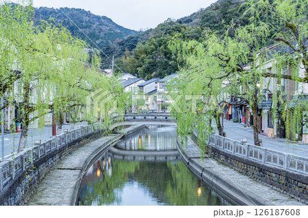 兵庫県豊岡市城崎町 風情漂う城崎温泉の町並み 兵庫県豊岡市城崎町 風情漂う城崎温泉の町並み 126187608