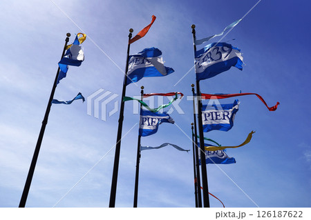 Flags at Pier 39 - ピア39の旗 サンフランシスコ カリフォルニア	 126187622