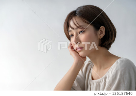 悩む女性 Generative AI 126187640
