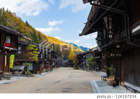 秋の信州木曽路　紅葉の奈良井宿 126187834