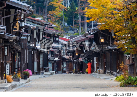 秋の信州木曽路 紅葉の奈良井宿 秋の信州木曽路 紅葉の奈良井宿 126187837