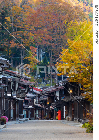 秋の信州木曽路 紅葉の奈良井宿 秋の信州木曽路 紅葉の奈良井宿 126187838