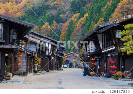 秋の信州木曽路 紅葉の奈良井宿 秋の信州木曽路 紅葉の奈良井宿 126187839