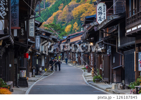秋の信州木曽路　紅葉の奈良井宿 126187845