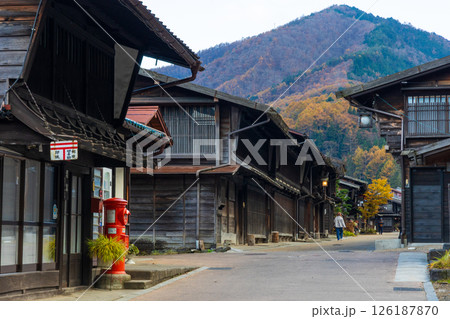 秋の信州木曽路　紅葉の奈良井宿 126187870