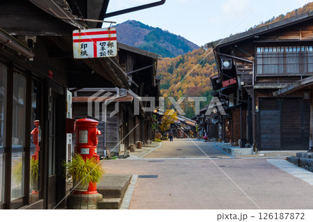 秋の信州木曽路 紅葉の奈良井宿 秋の信州木曽路 紅葉の奈良井宿 126187872