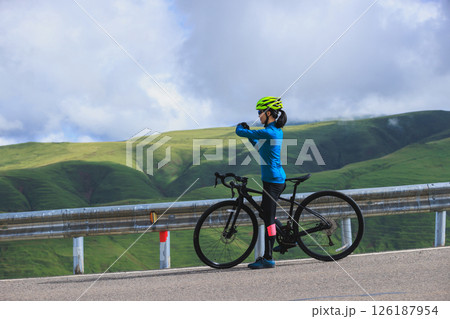 Woman cyclist set the sportswatch ready to hit the road 126187954