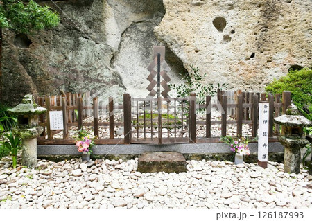 【熊野市 吉野熊野国立公園 自然崇拝の原点「花の窟神社」伊弉冉尊の向拝所 葬地とされるホト穴】 【熊野市 吉野熊野国立公園 自然崇拝の原点「花の窟神社」伊弉冉尊の向拝所 葬地とされるホト穴】 126187993