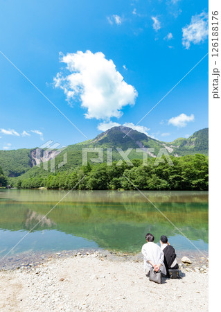 ＜長野県＞上高地の絶景　大正池と観光客 126188176