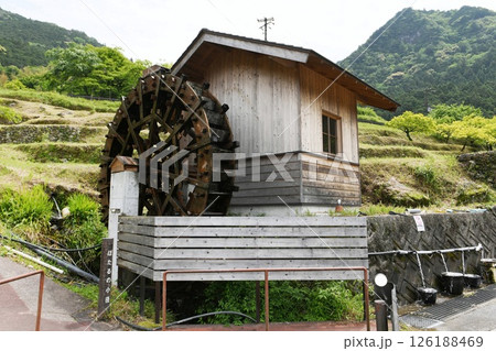 【熊野市 高低差160mの谷合にある棚田「丸山千枚田」ほたるの小径脇の水車小屋】 【熊野市 高低差160mの谷合にある棚田「丸山千枚田」ほたるの小径脇の水車小屋】 126188469