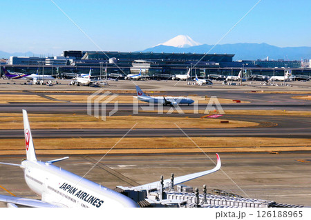 羽田空港　国際線ターミナルと富士山（第1ターミナルからの眺望） 126188965
