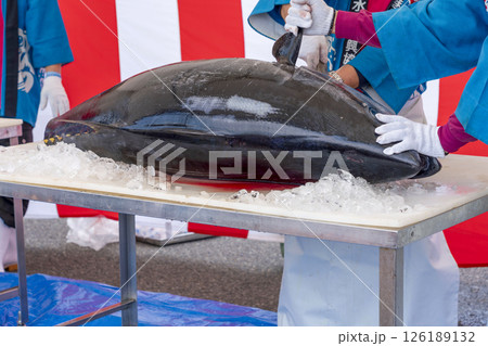 生マグロの解体ショー 126189132