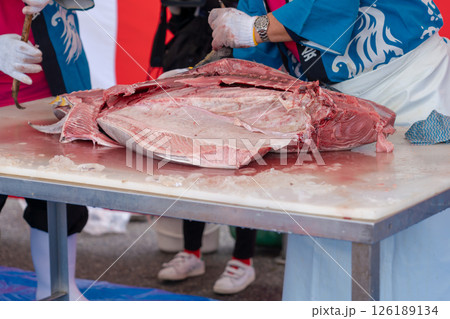 生マグロの解体ショー 126189134