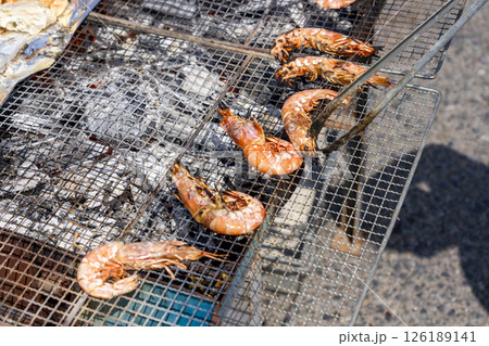 赤エビ 炭火で焼くバーベキュー 赤エビ 炭火で焼くバーベキュー 126189141