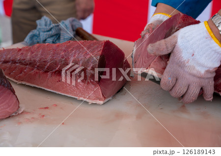生マグロの解体ショー 126189143