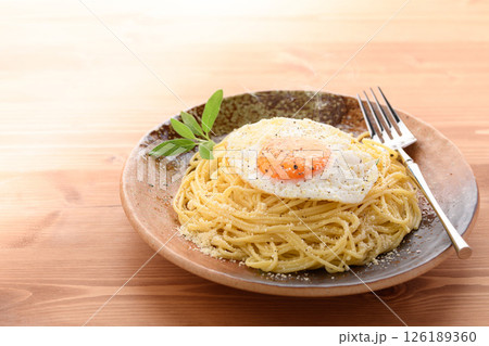 イタリア庶民に人気 貧乏人のパスタ ポヴェレッロ 126189360