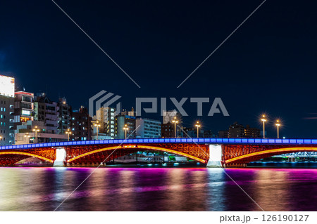 点灯された橋と隅田川 東京夜景 点灯された橋と隅田川 東京夜景 126190127