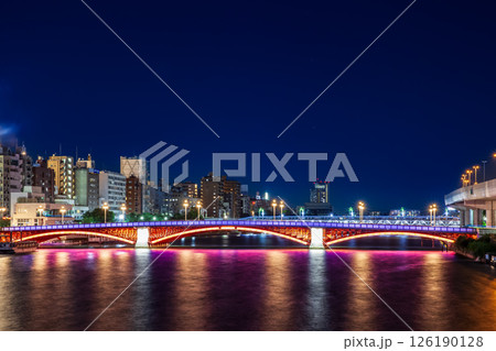 点灯された橋と隅田川 東京夜景 点灯された橋と隅田川 東京夜景 126190128