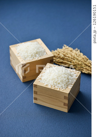稲穂と枡に盛られたお米 126190151