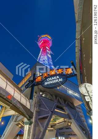 通天閣本通商店街から見える通天閣の夜景 126190742
