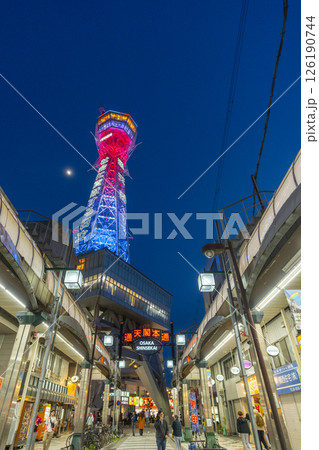 通天閣本通商店街から見える通天閣の夜景 126190744