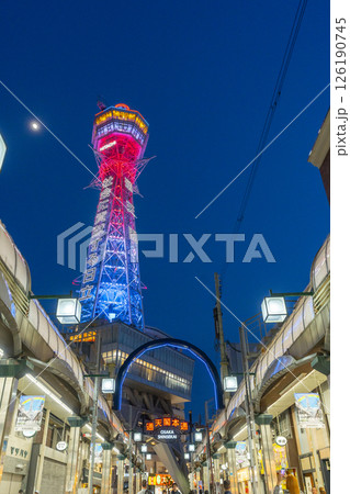 通天閣本通商店街から見える通天閣の夜景 126190745